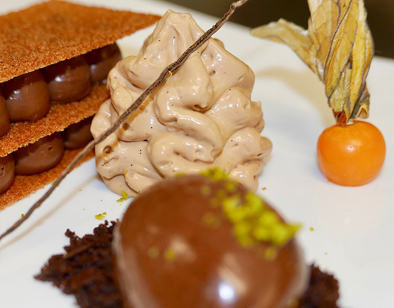 Nougatmousse mit Haselnüssen und Schokoladensorbet - Restaurant Im ...